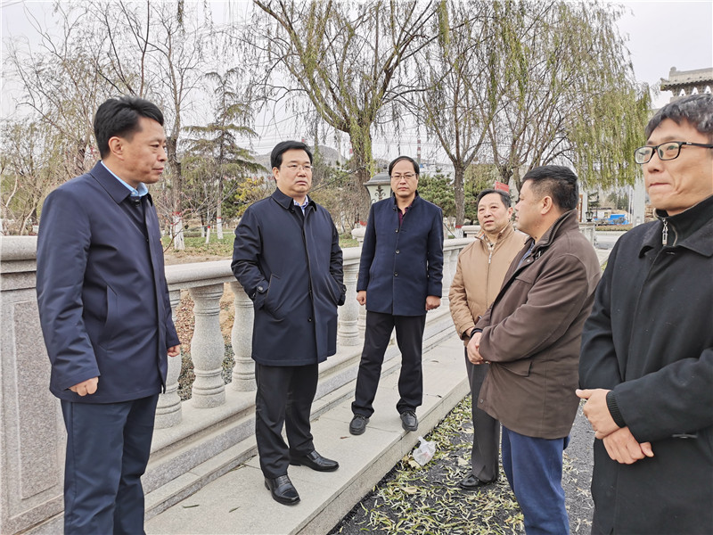 2019.1127李文海督導(dǎo)牤牛河秋冬綠化和引水入坑、建塘造園工作.jpg