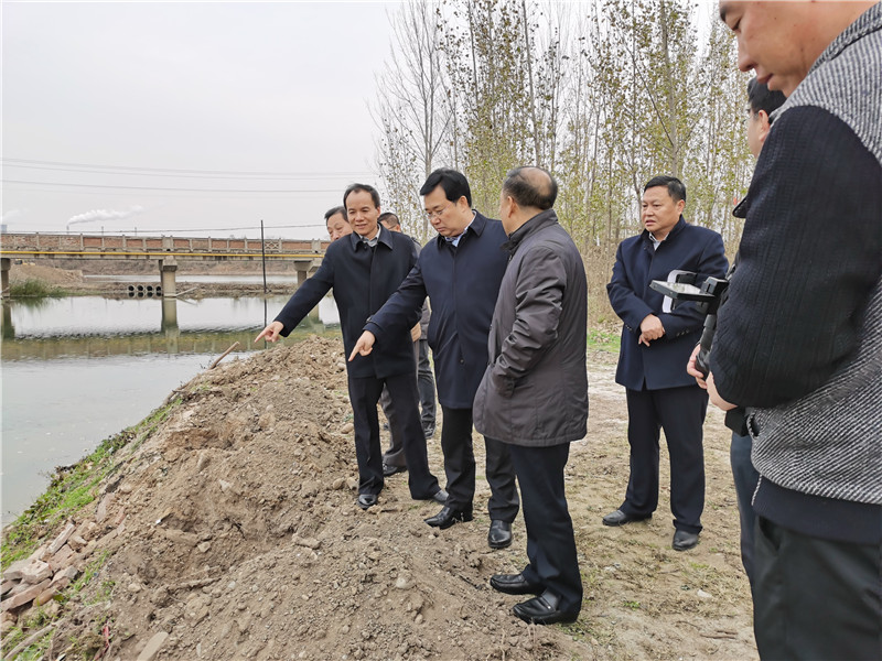 2019.1127李文海督導(dǎo)牤牛河秋冬綠化和引水入坑、建塘造園工作1.jpg