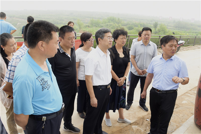 2019.0807市人大城建環(huán)保委組織視察沁河、輸元河流域水環(huán)境保護情況.jpg