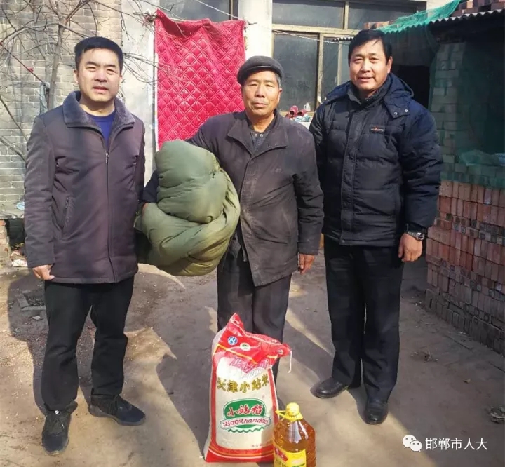 2017-12-04市人大常委會(huì)機(jī)關(guān)到幫扶村慰問貧困戶宣講十九大.jpg