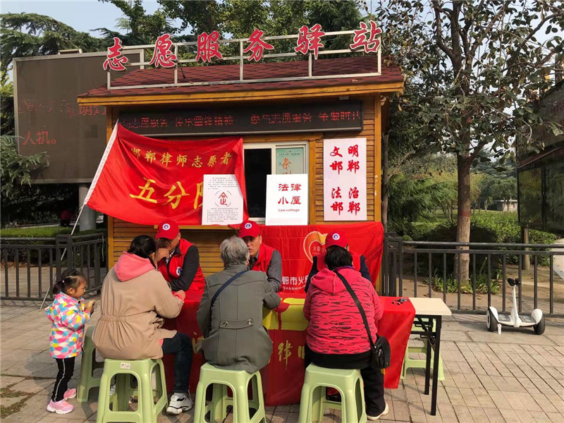 2019.1116市人大常委會(huì)法工委查看憲法主題公園法律宣傳工作情況1.jpg