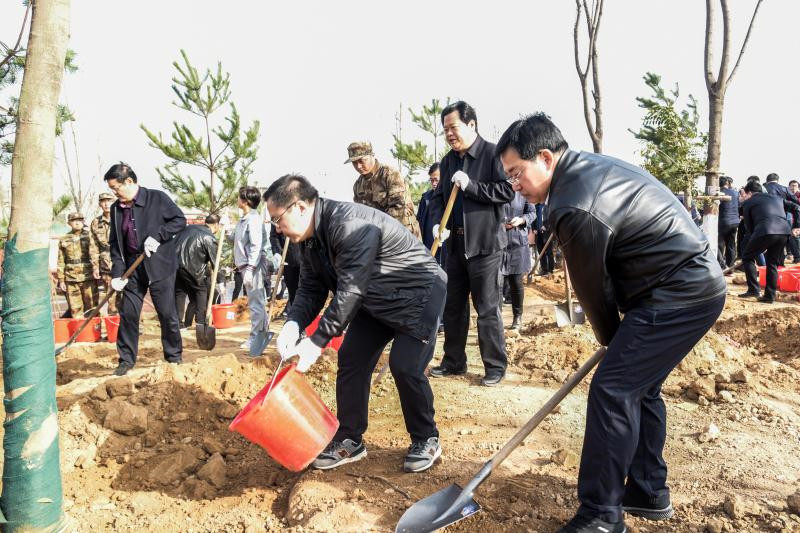 2019.1112市人大常委會(huì)開(kāi)展植樹(shù)活動(dòng)1.jpg